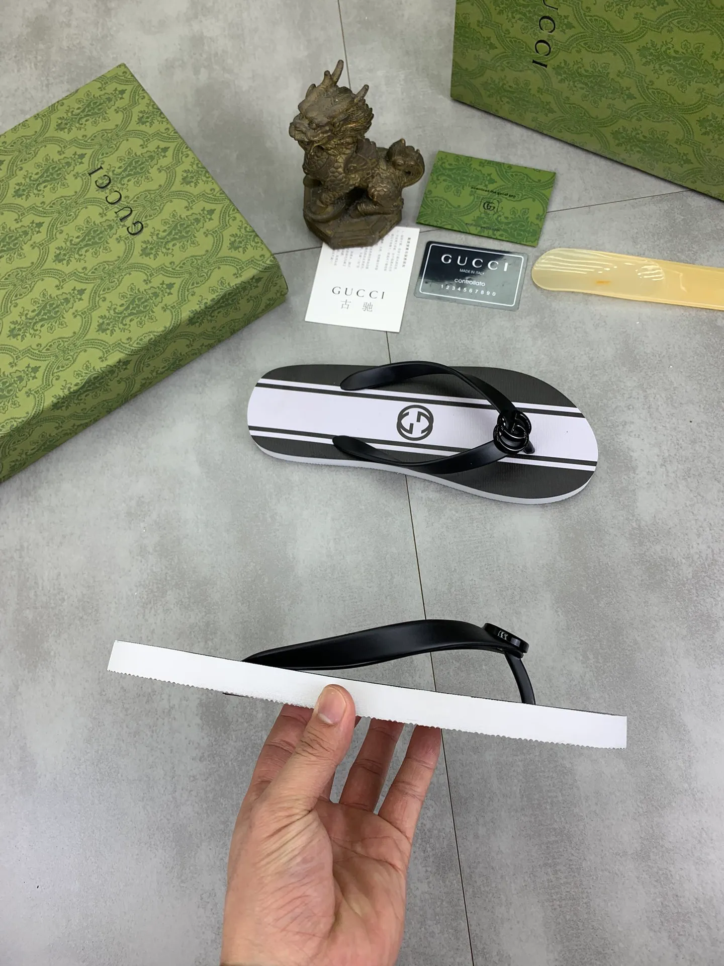 Men's men's shoes 💰P220💰【New style】🆘【GUCCI】Official website's popular Gucci adult couple 🧑‍🤝‍🧑 style, children's flip-flops are on sale at the counter simultaneously! Original fabric imported from Italy. Original bottom provided by the original factory. Size: Adult 36-45. Children’s size: 30-37. Multiple colors available.